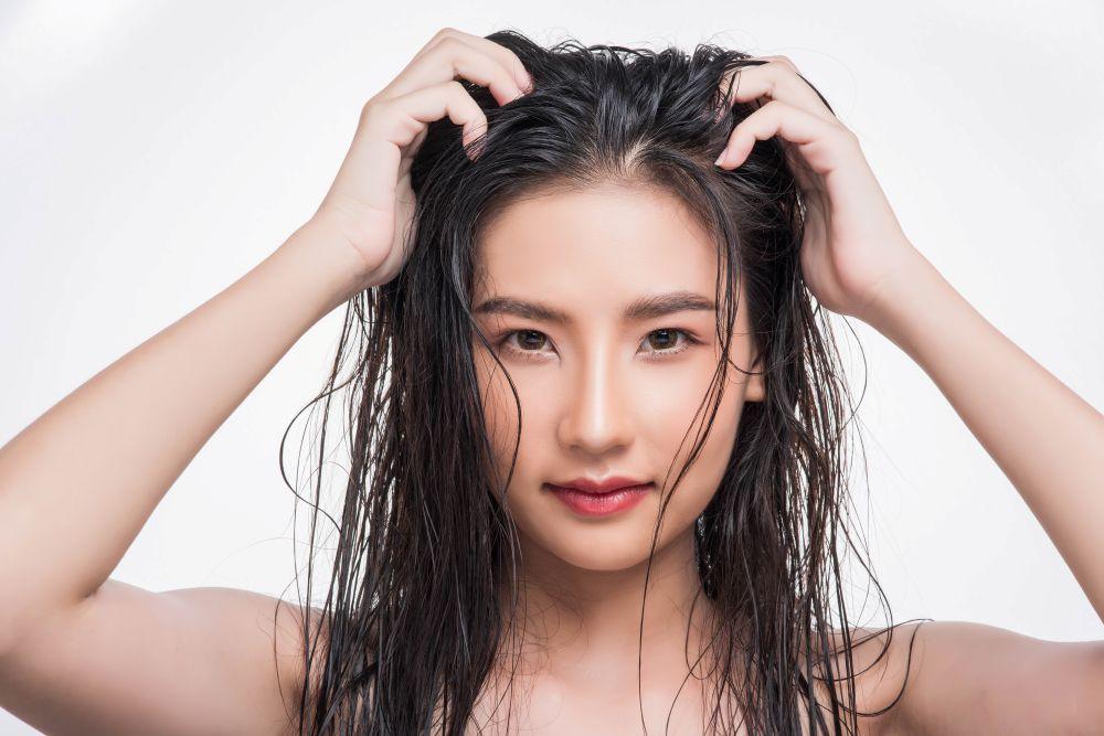 Does an Oily Scalp Cause Hair Loss?